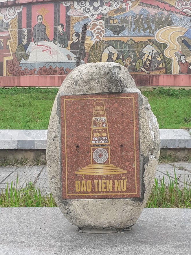 Thiêng liêng cột cờ giới tuyến trên đảo tiền tiêu Đảo tiền tiêu Việt bên cột cờ giới tuyến - ảnh 2