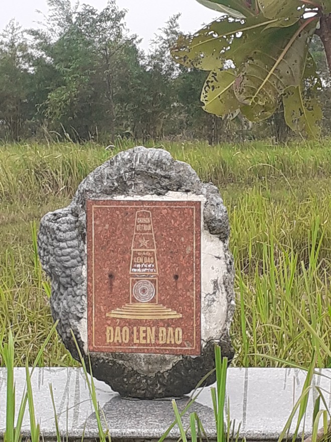 Thiêng liêng cột cờ giới tuyến trên đảo tiền tiêu Đảo tiền tiêu Việt bên cột cờ giới tuyến - ảnh 3