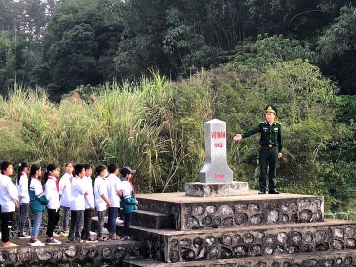 Cán bộ Đồn Biên phòng Thị Hoa tuyên truyền tại thực địa, tạo sự hứng thú tiếp thu kiến thức pháp luật cho các em học sinh. Ảnh: Đức Linh Cán bộ Đồn Biên phòng Thị Hoa tuyên truyền tại thực địa, tạo sự hứng thú tiếp thu kiến thức pháp luật cho các em học sinh. Ảnh: Đức Linh