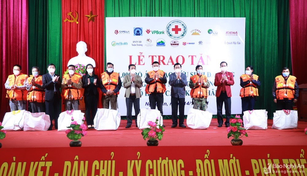 Tặng 2.000 bộ áo phao cứu sinh đa năng cho ngư dân nghèo Thanh Hoá, Nghệ An Tặng 2.000 bộ áo phao cứu sinh đa năng cho ngư dân nghèo Thanh Hoá, Nghệ An