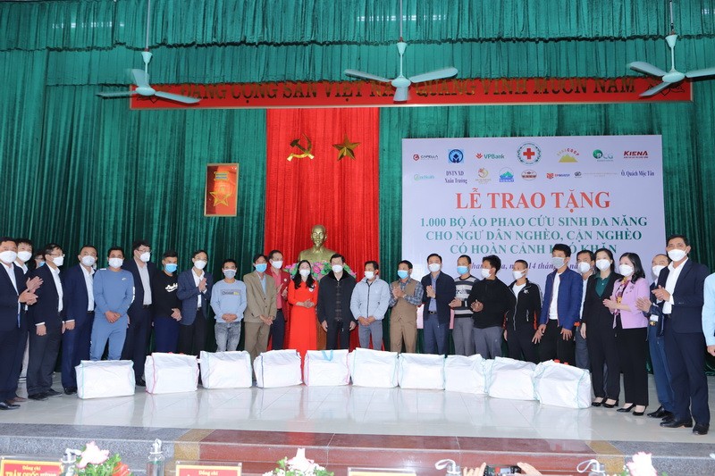 Tặng 1.000 bộ áo phao cứu sinh đa năng cho ngư dân nghèo Nghệ An Tặng 1.000 bộ áo phao cứu sinh đa năng cho ngư dân nghèo Nghệ An