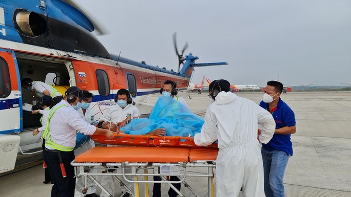 Điều trực thăng đưa 1 ngư dân tàu cá nguy kịch vào đất liền cứu chữa Điều trực thăng đưa 1 ngư dân tàu cá nguy kịch vào đất liền cứu chữa