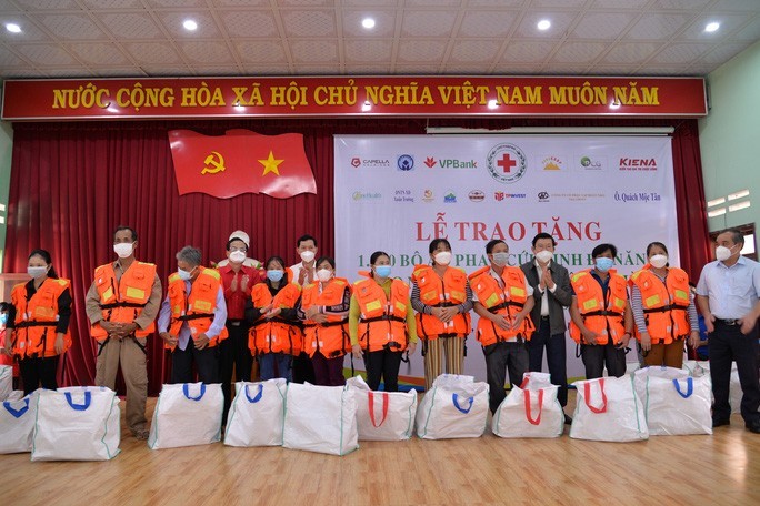 Tặng hơn 1.600 áo phao cứu sinh cho ngư dân Quảng Ngãi