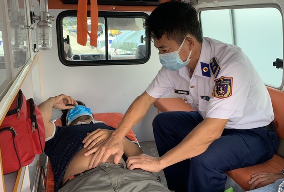 Đưa ngư dân bị đau ruột thừa cấp từ vùng biển Tây Nam vào bờ an toàn Đưa ngư dân bị đau ruột thừa cấp từ vùng biển Tây Nam vào bờ an toàn