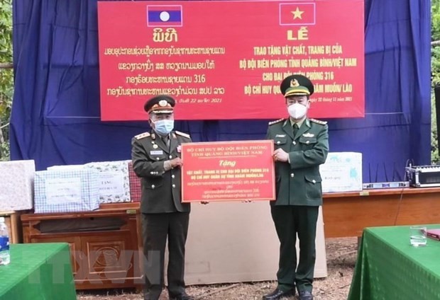 Biên phòng Quảng Bình trao tặng trang bị, vật tư y tế trị giá 400 triệu cho lực lượng bảo vệ biên giới Lào Biên phòng Quảng Bình trao tặng trang bị, vật tư y tế trị giá 400 triệu cho lực lượng bảo vệ biên giới Lào