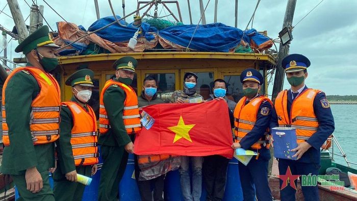 Cảnh sát biển tuyên truyền chống khai thác hải sản bất hợp pháp cho ngư dân trên đảo Bạch Long Vĩ Cảnh sát biển tuyên truyền chống khai thác hải sản bất hợp pháp cho ngư dân trên đảo Bạch Long Vĩ