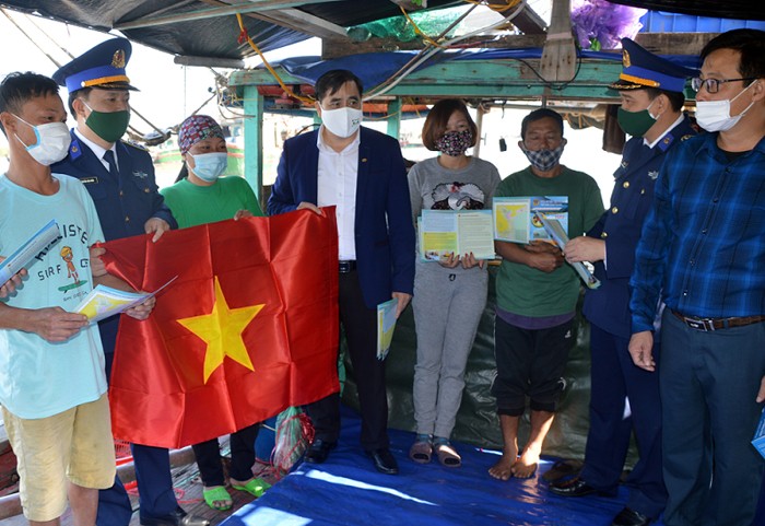 Thăm, tặng 50 suất quà cho gia đình ngư dân có hoàn cảnh khó khăn tại Đồ Sơn (Hải Phòng) Thăm, tặng 50 suất quà cho gia đình ngư dân có hoàn cảnh khó khăn tại Đồ Sơn (Hải Phòng)