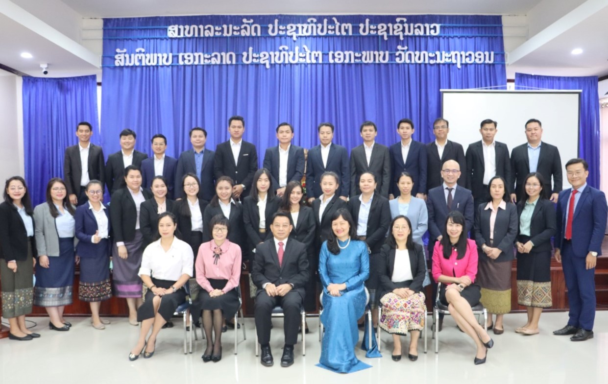 Các đại biểu tại lễ khai giảng khóa bồi dưỡng kỹ năng phiên dịch cho cán bộ đối ngoại Lào Các đại biểu tại lễ khai giảng khóa bồi dưỡng kỹ năng phiên dịch cho cán bộ đối ngoại Lào