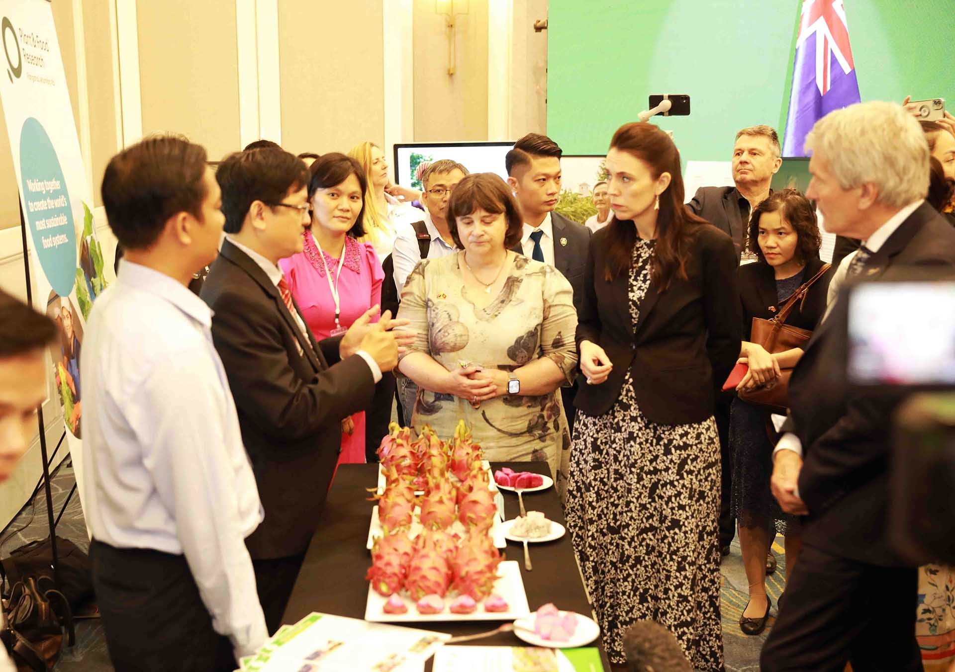Thủ tướng Jacinda Ardern, Bộ trưởng Thương mại và Tăng trưởng xuất khẩu kiêm Bộ trưởng Nông nghiệp New Zealand Damien O’Connor tham quan gian hàng trưng bày sản phẩm nông nghiệp tại sự kiện. (Nguồn: TTXVN) Thủ tướng Jacinda Ardern, Bộ trưởng Thương mại và Tăng trưởng xuất khẩu kiêm Bộ trưởng Nông nghiệp New Zealand Damien O’Connor tham quan gian hàng trưng bày sản phẩm nông nghiệp tại sự kiện. (Nguồn: TTXVN)