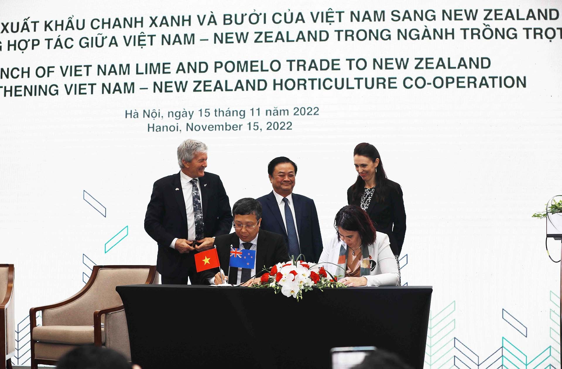 Thủ tướng Jacinda Ardern, Bộ trưởng Thương mại và Tăng trưởng xuất khẩu kiêm Bộ trưởng Nông nghiệp New Zealand Damien O’Connor và Bộ trưởng Bộ Nông nghiệp và Phát triển nông thôn Lê Minh Hoan chứng kiến Lễ công bố xuất khẩu quả chanh và bưởi của Việt Nam sang New Zealand. (Nguồn: TTXVN) Thủ tướng Jacinda Ardern, Bộ trưởng Thương mại và Tăng trưởng xuất khẩu kiêm Bộ trưởng Nông nghiệp New Zealand Damien O’Connor và Bộ trưởng Bộ Nông nghiệp và Phát triển nông thôn Lê Minh Hoan chứng kiến Lễ công bố xuất khẩu quả chanh và bưởi của Việt Nam