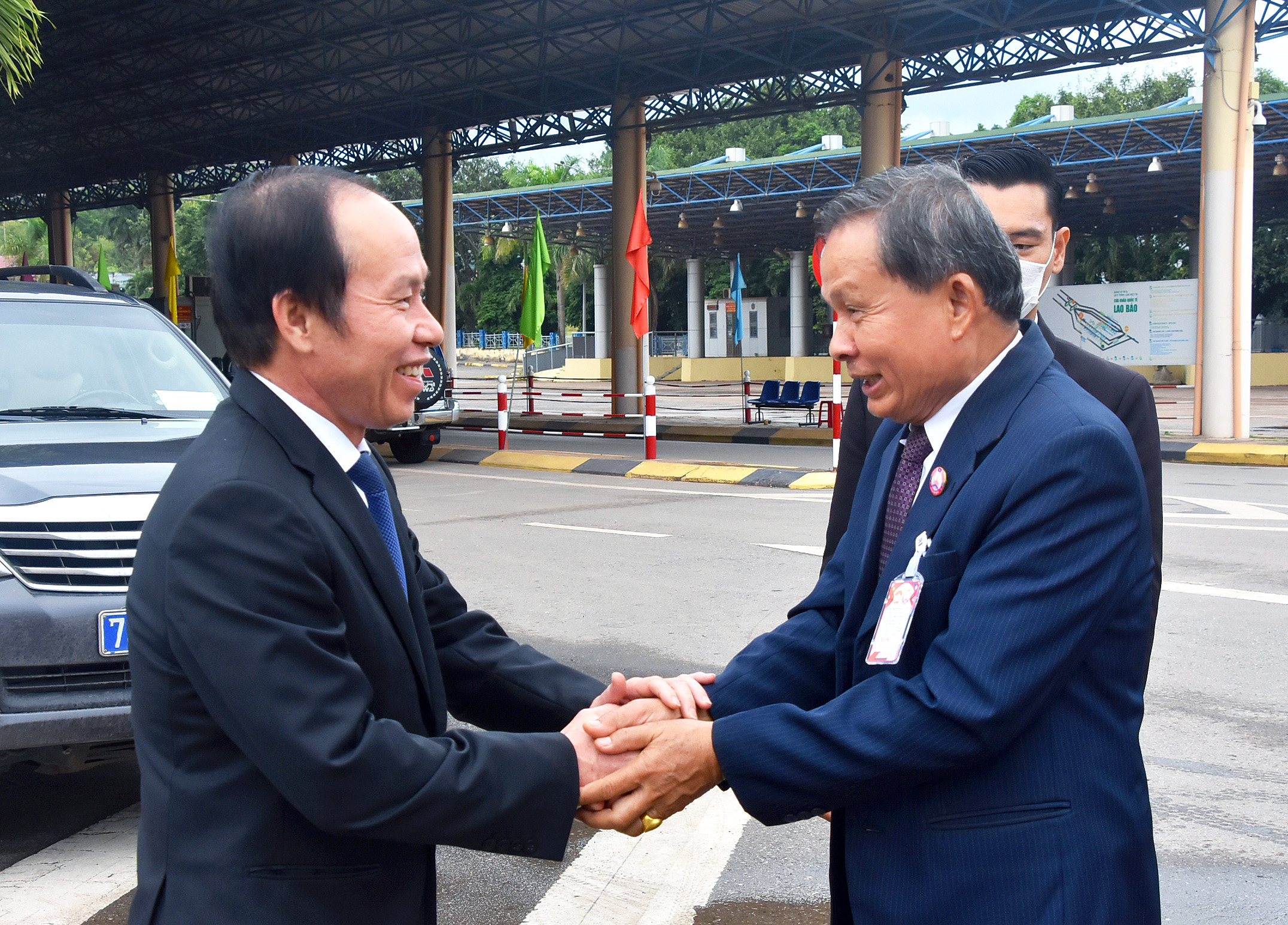 Ủy vi&amp;amp;ecirc;n Trung ương Đảng, Ph&amp;amp;oacute; Chủ tịch &amp;amp;ndash; Tổng Thư k&amp;amp;yacute; UBTƯ MTTQ Việt Nam L&amp;amp;ecirc; Tiến Ch&amp;amp;acirc;u v&amp;amp;agrave;&amp;amp;nbsp;Ph&amp;amp;oacute; Chủ tịch Ủy ban Trung ương Mặt trận L&amp;amp;agrave;o x&amp;amp;acirc;y dựng đất nước&amp;amp;nbsp;Chanpheng Soutthivong.