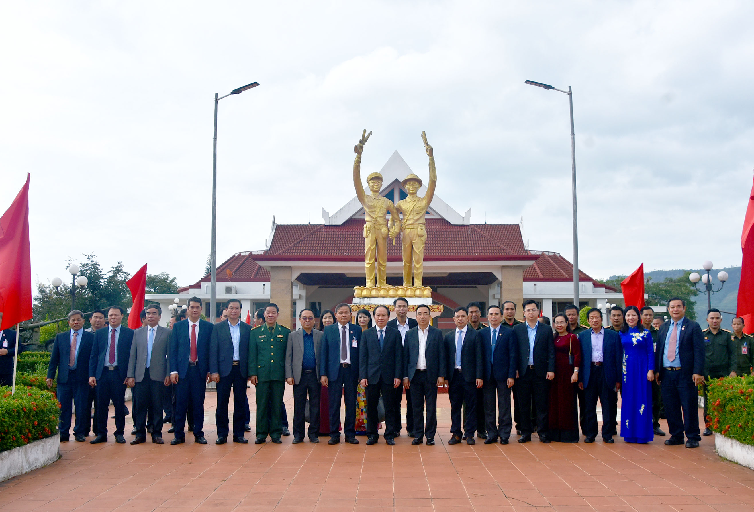 Ph&amp;amp;oacute; Chủ tịch &amp;amp;ndash; Tổng Thư k&amp;amp;yacute; L&amp;amp;ecirc; Tiến Ch&amp;amp;acirc;u c&amp;amp;ugrave;ng c&amp;amp;aacute;c đại biểu chụp ảnh lưu niệm tại&amp;amp;nbsp;Bảo t&amp;amp;agrave;ng Li&amp;amp;ecirc;n minh chiến đấu L&amp;amp;agrave;o - Việt Nam.
