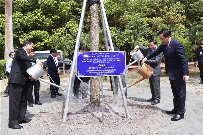 Chủ tịch Quốc hội thăm Nhà máy chế biến cao su Tân Biên, Campuchia Chú thích ảnh