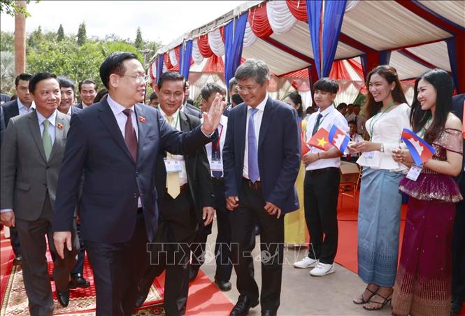 Chủ tịch Quốc hội thăm Nhà máy chế biến cao su Tân Biên, Campuchia Chú thích ảnh