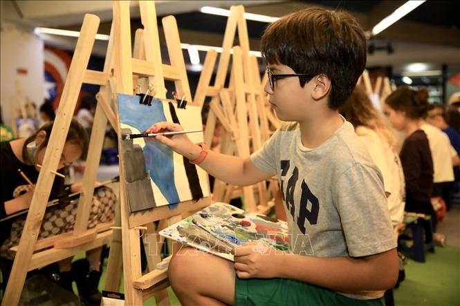 Hàng trăm thiếu nhi quốc tế tham gia thi vẽ tranh Chú thích ảnh