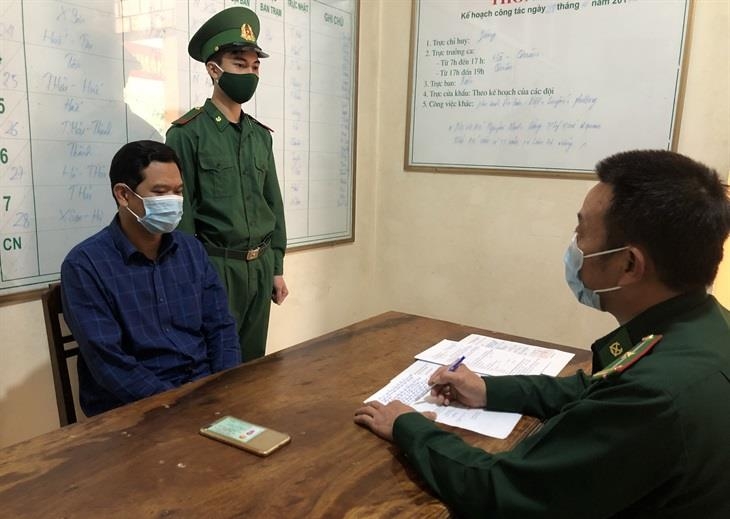 Cán bộ Đồn Biên phòng cửa khẩu quốc tế Cha Lo lập biên bản vi phạm đối với đối tượng Nguyễn Duy Đông về hành vi nhập cảnh trái phép. Ảnh: Đức Trí Cán bộ Đồn Biên phòng cửa khẩu quốc tế Cha Lo lập biên bản vi phạm đối với đối tượng Nguyễn Duy Đông về hành vi nhập cảnh trái phép. Ảnh: Đức Trí