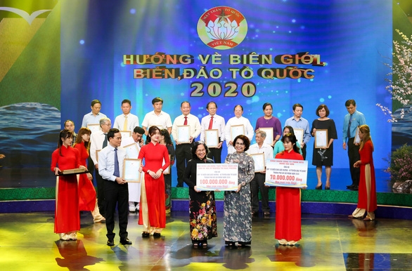 Ông Trần Lưu Quang - phó bí thư thường trực Thành ủy TP và bà Tô Thị Bích Châu - chủ tịch Ủy ban MTTQ Việt Nam TP - tiếp nhận hỗ trợ và trao thư cảm ơn cho các cá nhân, tổ chức ủng hộ quỹ - Ảnh: THẢO LÊ Ông Trần Lưu Quang - phó bí thư thường trực Thành ủy TP và bà Tô Thị Bích Châu - chủ tịch Ủy ban MTTQ Việt Nam TP - tiếp nhận hỗ trợ và trao thư cảm ơn cho các cá nhân, tổ chức ủng hộ quỹ - Ảnh: THẢO LÊ