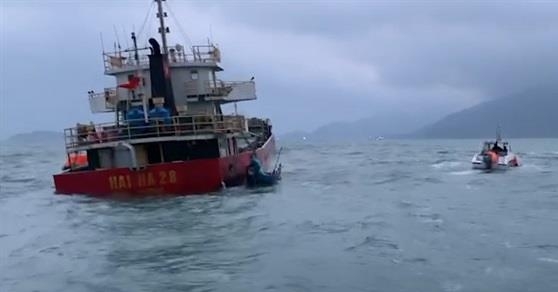 Ca nô Biên phòng tiếp cận tàu vận tải Hải Hà 28. Ảnh: Hồng Anh Ca nô Biên phòng tiếp cận tàu vận tải Hải Hà 28. Ảnh: Hồng Anh
