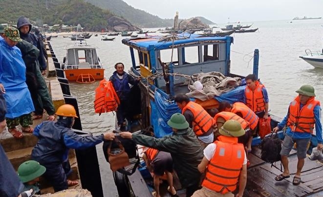 Đồn Biên phòng Cù Lao Chàm đưa 10 người trên tàu bị nạn vào đảo Cù Lao Chàm. Ảnh: Hồng Anh Đồn Biên phòng Cù Lao Chàm đưa 10 người trên tàu bị nạn vào đảo Cù Lao Chàm. Ảnh: Hồng Anh