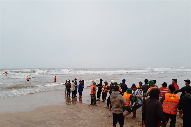 Cán bộ chến sỹ Đồn Biên phòng Lý Hòa phối hợp với chính quyền địa phương và người dân kéo được thuyền nan và ngư lưới cụ vào bờ. Ảnh: Hoài Nam Cán bộ chến sỹ Đồn Biên phòng Lý Hòa phối hợp với chính quyền địa phương và người dân kéo được thuyền nan và ngư lưới cụ vào bờ. Ảnh: Hoài Nam