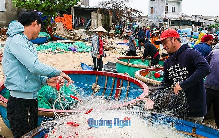 Nhộn nhịp làng chài ngày biển lặng Nhộn nhịp làng chài ngày biển lặng