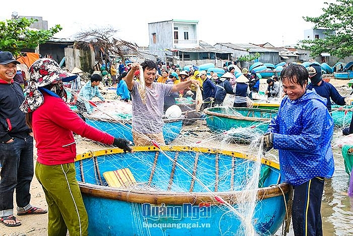 Nhộn nhịp làng chài ngày biển lặng Nhộn nhịp làng chài ngày biển lặng