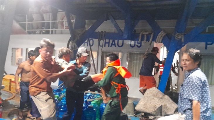 Đưa ngư dân của tàu cá CM 92468 TS về đảo Thổ Chu cấp cứu. Ảnh: Minh Nhòa Đưa ngư dân của tàu cá CM 92468 TS về đảo Thổ Chu cấp cứu. Ảnh: Minh Nhòa