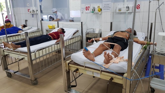 Các ngư dân đang được điều trị tại Trung tâm Y tế Phú Quốc. Các ngư dân đang được điều trị tại Trung tâm Y tế Phú Quốc.