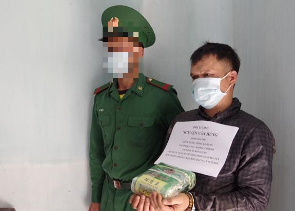 Đối tượng và tang vật. Ảnh: Văn Lý Đối tượng và tang vật. Ảnh: Văn Lý