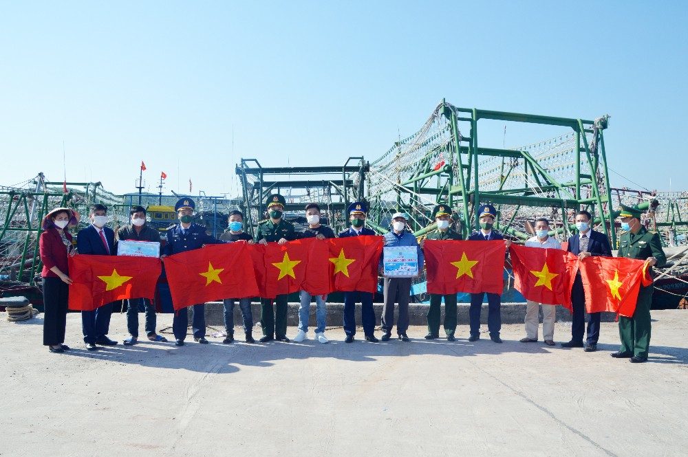 Trao quà tặng cho các em học sinh vượt khó, ngư dân bị ảnh hưởng bởi dịch Covid-19 Trao quà tặng cho các em học sinh vượt khó, ngư dân bị ảnh hưởng bởi dịch Covid-19