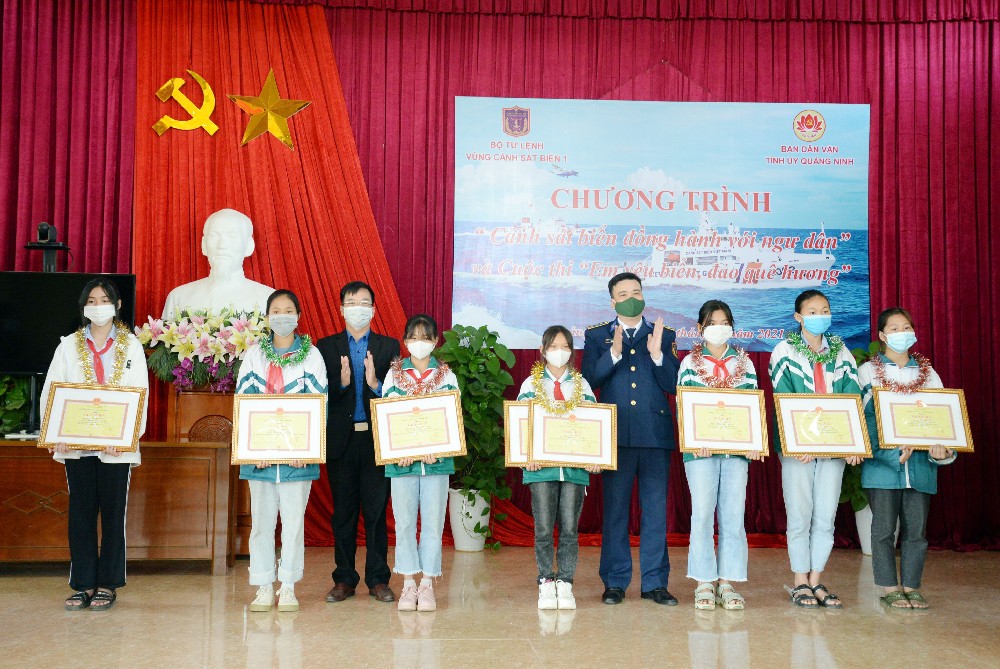 Trao quà tặng cho các em học sinh vượt khó, ngư dân bị ảnh hưởng bởi dịch Covid-19 Trao quà tặng cho các em học sinh vượt khó, ngư dân bị ảnh hưởng bởi dịch Covid-19