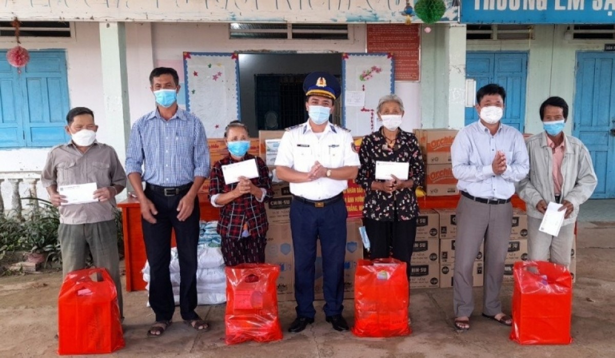 Tặng quà cho ngư dân nghèo tại Bình Thuận, Quảng Bình Tặng quà cho ngư dân nghèo tại Bình Thuận, Quảng Bình