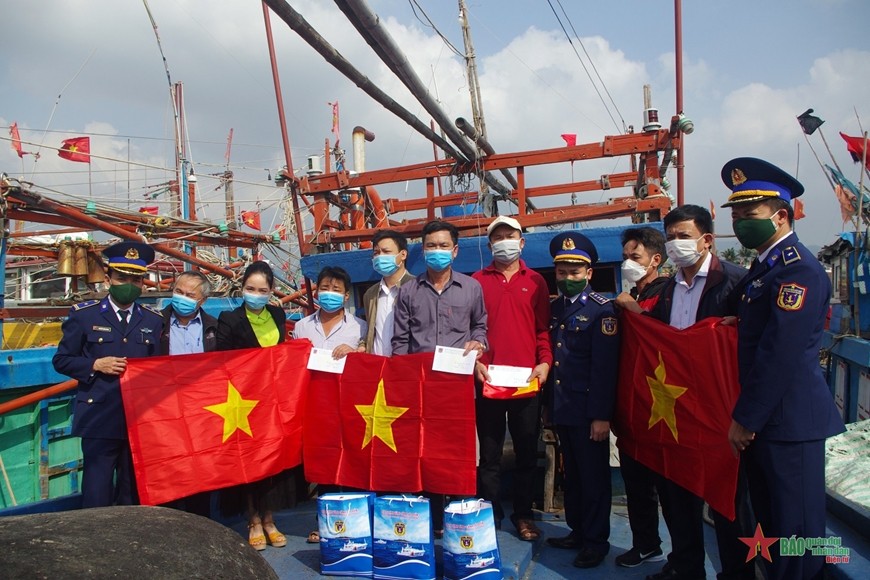 Tặng quà cho ngư dân nghèo tại Bình Thuận, Quảng Bình Tặng quà cho ngư dân nghèo tại Bình Thuận, Quảng Bình
