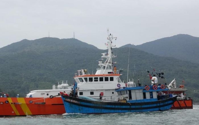 Vượt sóng giữ trong đêm cứu 11 ngư dân gặp nạn Vượt sóng giữ trong đêm cứu 11 ngư dân gặp nạn