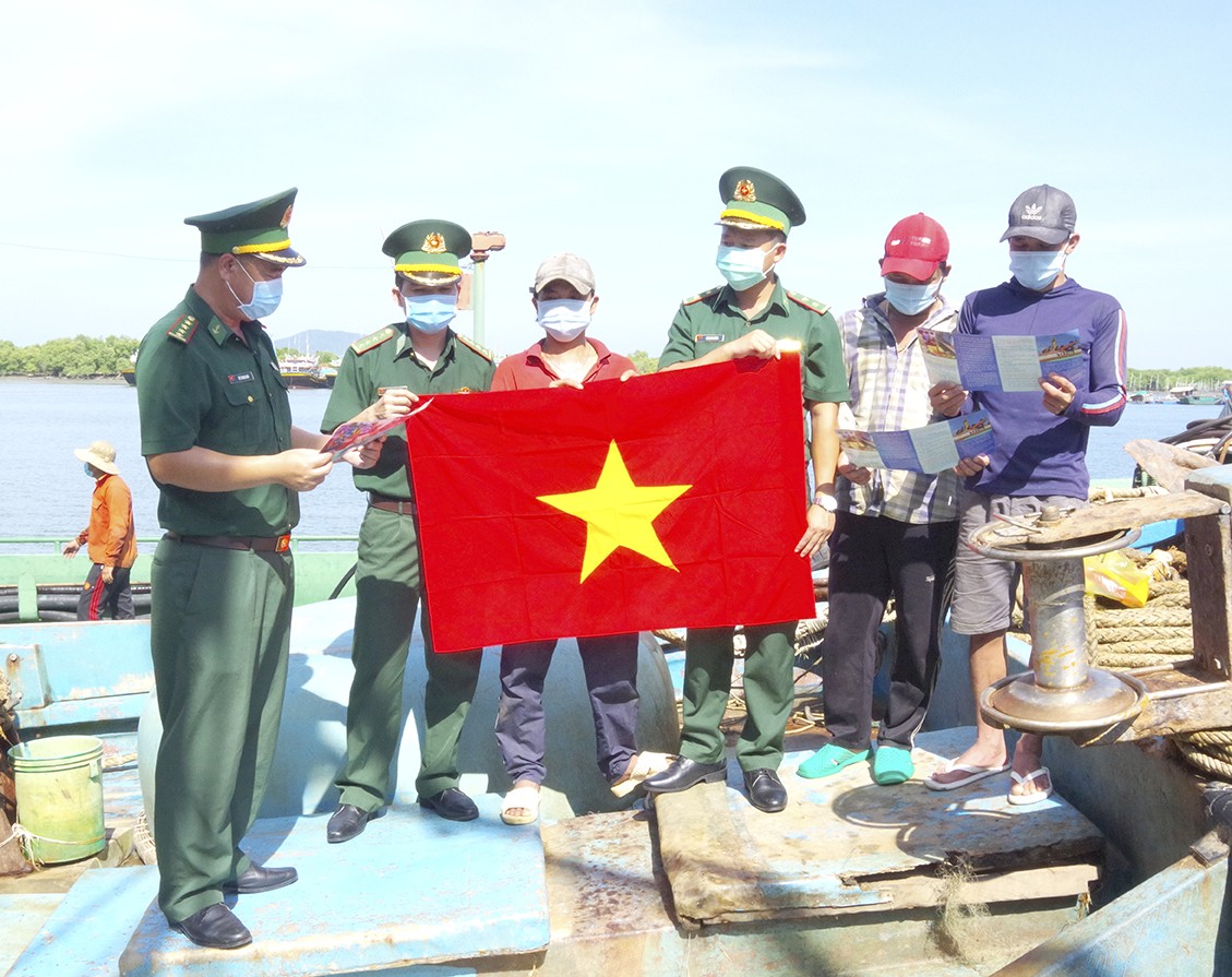 Giáo dục pháp luật về biên giới, biển, đảo và chống khai thác hải sản bất hợp pháp cho ngư dân Giáo dục pháp luật về biên giới, biển, đảo và chống khai thác hải sản bất hợp pháp cho ngư dân