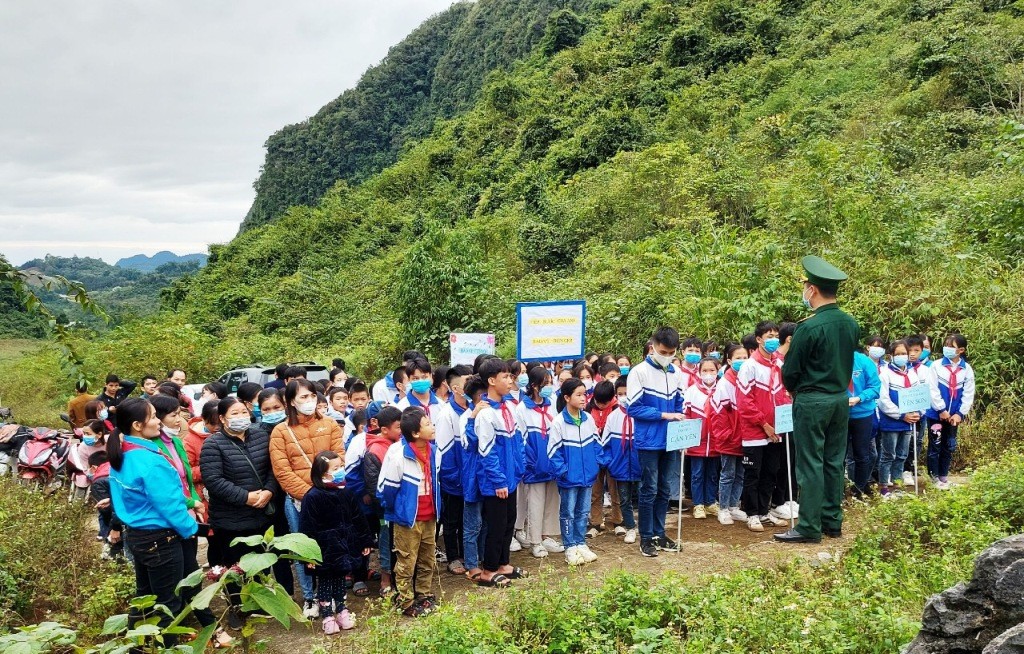 Tuyên truyền 3 văn kiện pháp lý biên giới trên đất liền Việt Nam - Trung Quốc Tuyên truyền 3 văn kiện pháp lý biên giới trên đất liền Việt Nam - Trung Quốc
