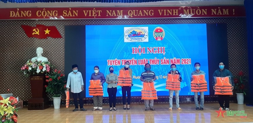 Tuyên truyền pháp luật về bảo vệ biên giới và trao áo phao cho ngư dân Tuyên truyền pháp luật về bảo vệ biên giới và trao áo phao cho ngư dân