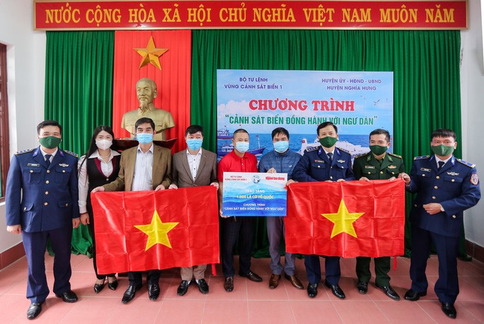 Trao quà và tặng cờ cho ngư dân Nam Định gặp khó khăn trong dịch Covid-19 Trao quà và tặng cờ cho ngư dân Nam Định gặp khó khăn trong dịch Covid-19