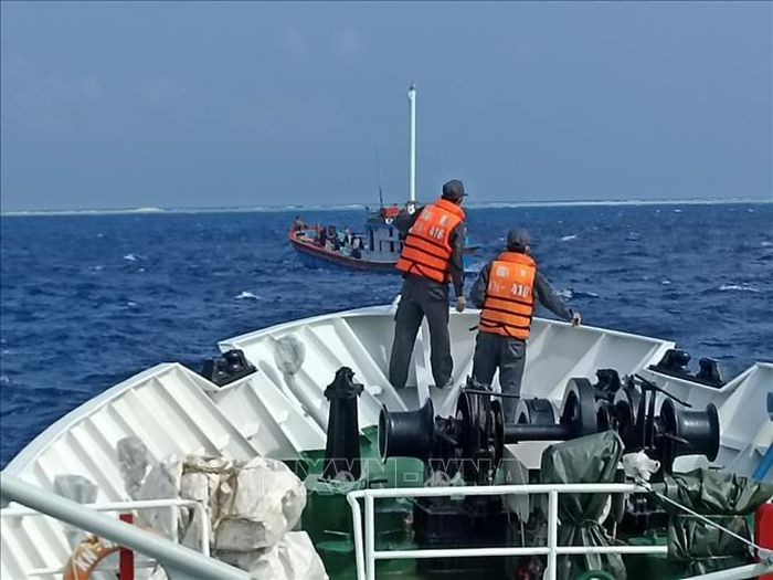 Cứu hộ thành công 12 ngư dân bị nạn trên vùng biển Trường Sa Cứu hộ thành công 12 ngư dân bị nạn trên vùng biển Trường Sa