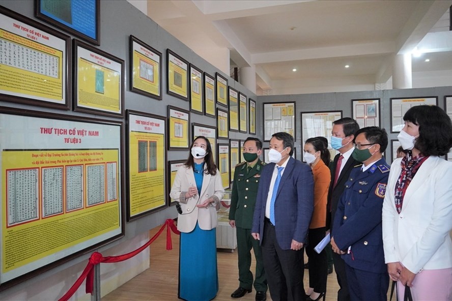 Triển lãm về các tư liệu bản đồ, văn bản, hình ảnh về chủ quyền biển đảo của Việt Nam Triển lãm về các tư liệu bản đồ, văn bản, hình ảnh về chủ quyền biển đảo của Việt Nam