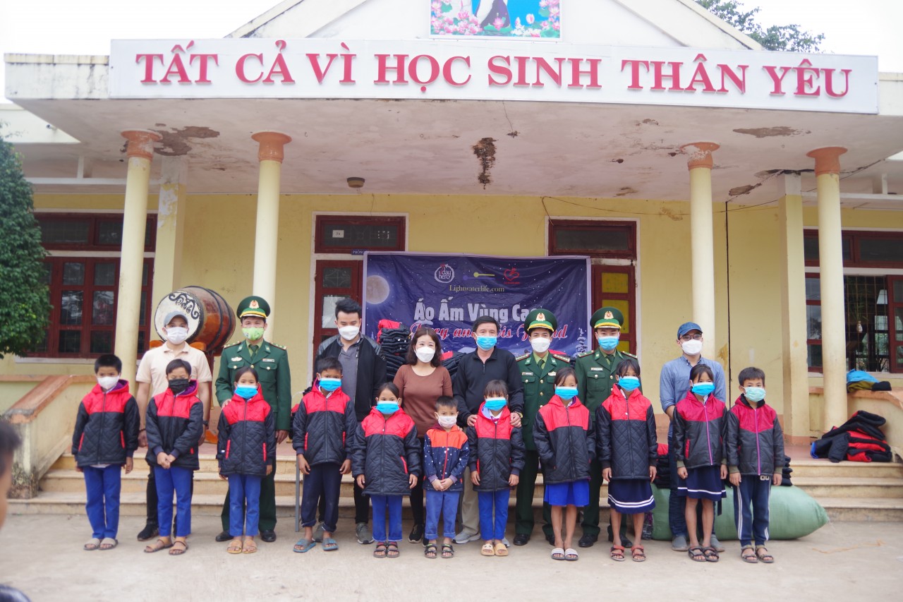 Tặng 600 chiếc áo ấm cùng nhiều suất quà cho học sinh vùng biên Tặng 600 chiếc áo ấm cùng nhiều suất quà cho học sinh vùng biên