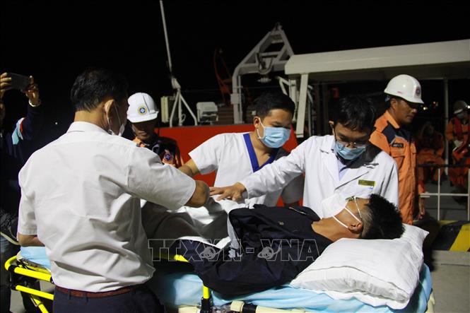 Khánh Hòa: Đưa một thuyền viên người Trung Quốc vào bờ cấp cứu Chú thích ảnh
