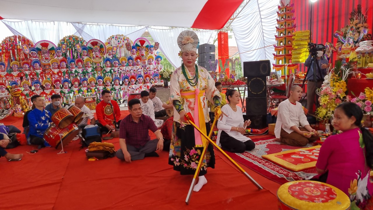 Bài 3: Ca từ và vũ đạo trong diễn xướng Thực hành tín ngưỡng thờ Mẫu Tam phủ của người Việt Bài 3: Ca từ và vũ đạo trong diễn xướng Thực hành tín ngưỡng thờ Mẫu Tam phủ của người Việt