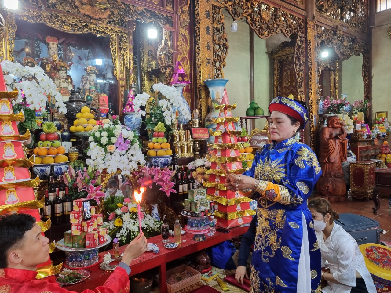 Bài 4: Nhận diện đúng giá trị di sản “Thực hành tín ngưỡng thờ Mẫu Tam phủ của người Việt” Bài 4: Nhận diện đúng giá trị di sản “Thực hành tín ngưỡng thờ Mẫu Tam phủ của người Việt”