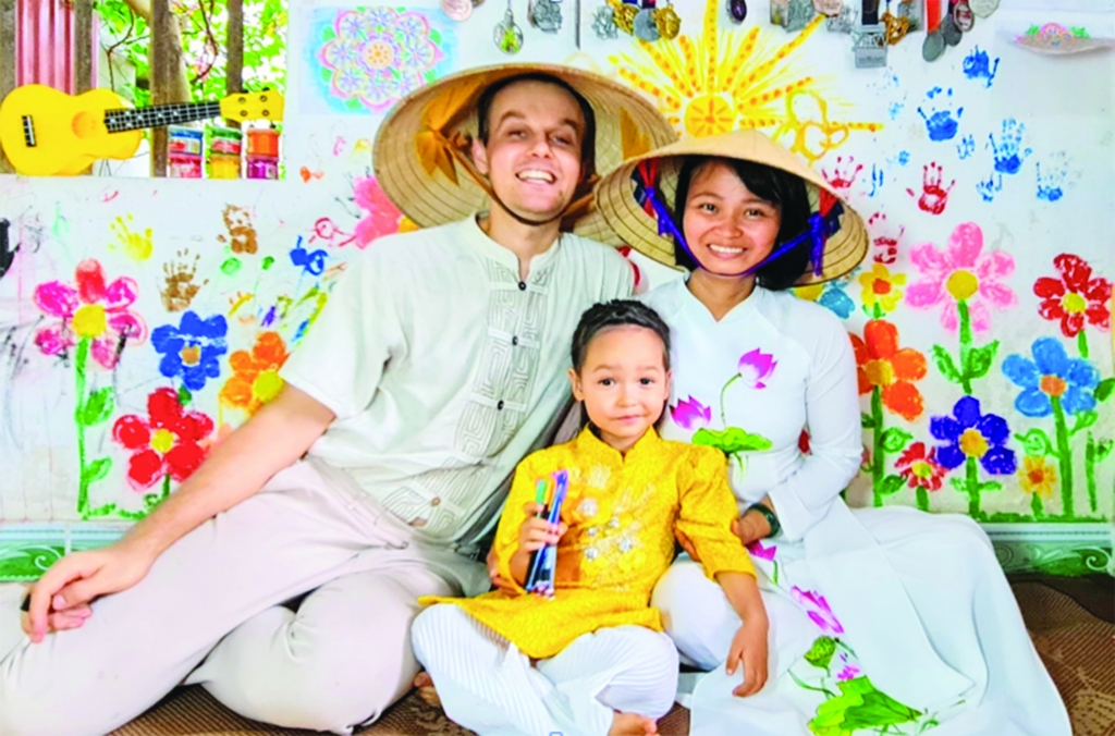Meigo Mark ជាមួយប្រពន្ធនិងកូនស្រីរបស់គាត់ (ប្រភព៖ NVCC) ។ Meigo Mark ជាមួយប្រពន្ធនិងកូនស្រីរបស់គាត់ (ប្រភព៖ NVCC) ។