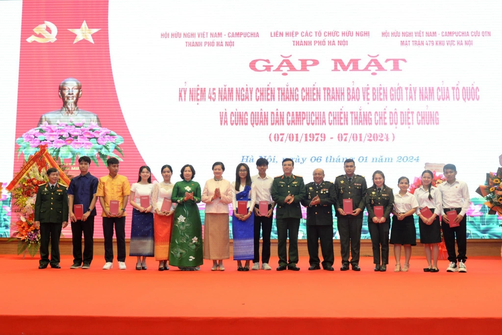 វិមានមិត្តភាពវៀតណាម-កម្ពុជា៖ និមិត្តរូបនៃចំណងសាមគ្គីភាពរវាងប្រជាជន និងកងទ័ពនៃប្រទេសទាំងពីរ វិមានមិត្តភាពវៀតណាម-កម្ពុជា៖ និមិត្តរូបនៃចំណងសាមគ្គីភាពរវាងប្រជាជន និងកងទ័ពនៃប្រទេសទាំងពីរ