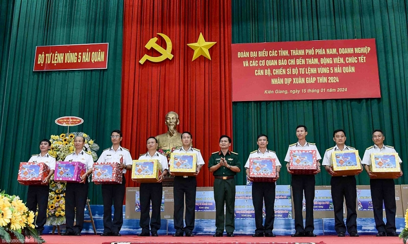 នាំមកនូវនិទាឃរដូវដល់កម្មាភិបាល យុទ្ធជនជើងទឹក និងប្រជាជននៃតំបន់ឆ្នេរសមុទ្រភាគនិរតីនៃមាតុភូមិ