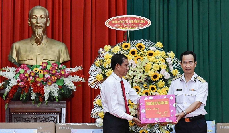 នាំមកនូវនិទាឃរដូវដល់កម្មាភិបាល យុទ្ធជនជើងទឹក និងប្រជាជននៃតំបន់ឆ្នេរសមុទ្រភាគនិរតីនៃមាតុភូមិ