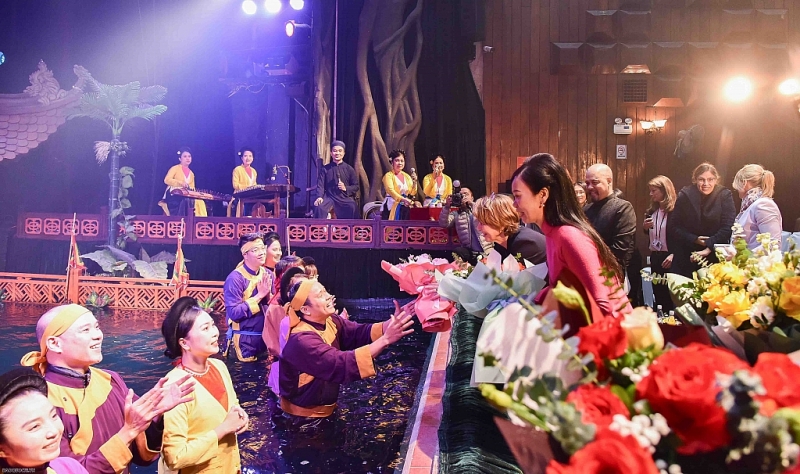 ភរិយាប្រធានរដ្ឋវៀតណាម និងភរិយាប្រធានាធិបតីអាល្លឺម៉ង់រីករាយនឹងការបង្ហាញអាយ៉ងទឹក រដ្ឋា ភរិយាប្រធានរដ្ឋវៀតណាម និងភរិយាប្រធានាធិបតីអាល្លឺម៉ង់រីករាយនឹងការសម្តែងអាយ៉ងទឹក រដ្ឋា