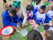 កុមារ Ha Giang មានបំណងចង់រៀនអំពីប្បុណ្យតេត